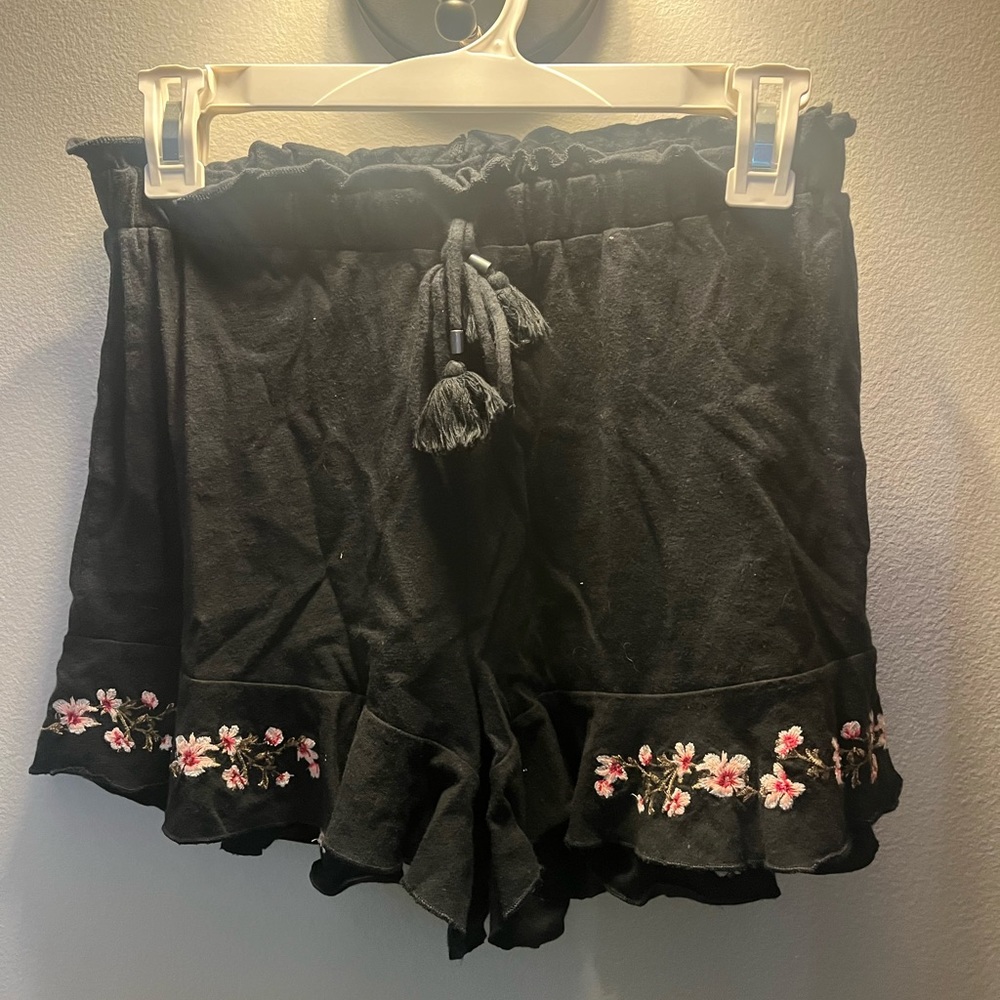 American Eagle black floral flowy shorts
